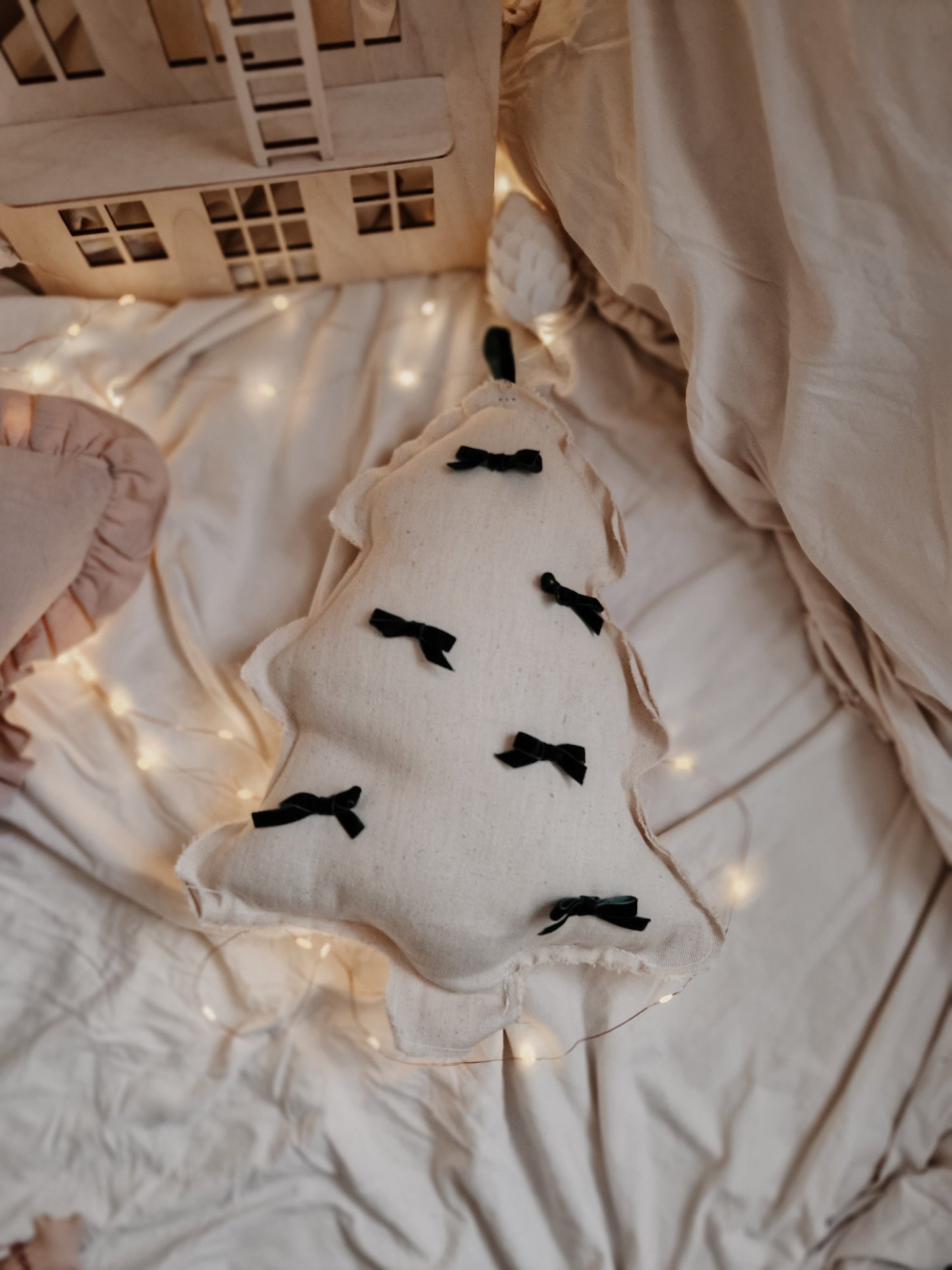 Poduszka choinkowa z zielonymi kokardkami, świąteczna dekoracja ścienna