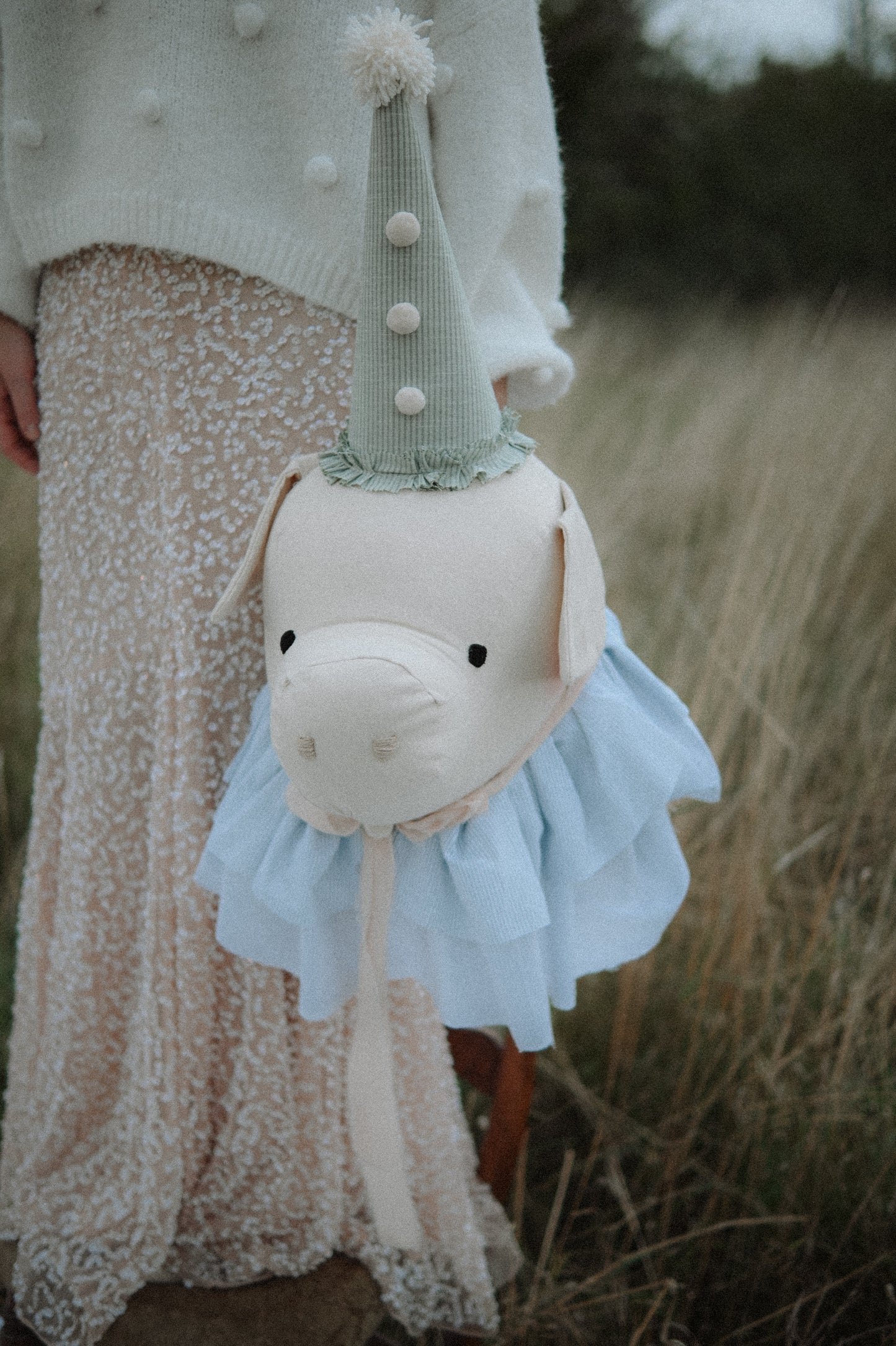 Large circus pig head wall decoration – handmade pig décor with blue collar and green circus hat for nursery or kids’ room