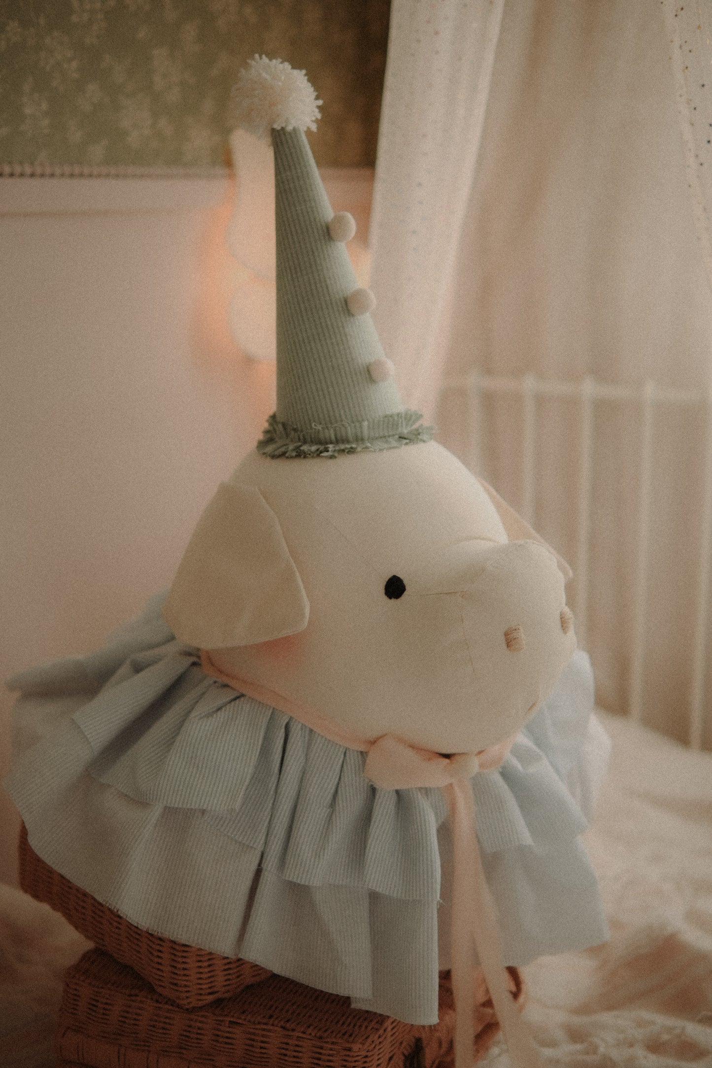 Large circus pig head wall decoration – handmade pig décor with blue collar and green circus hat for nursery or kids’ room