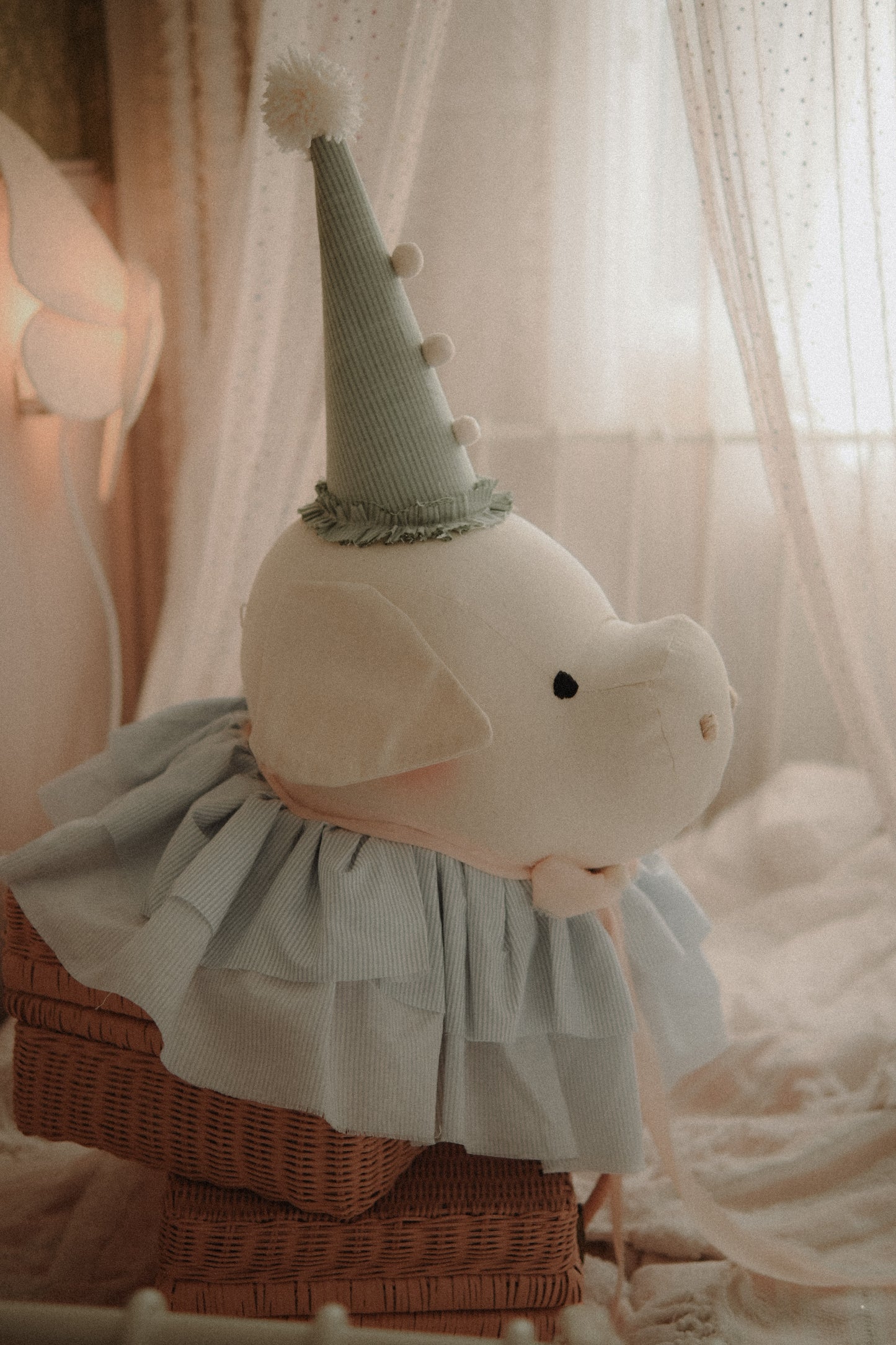 Large circus pig head wall decoration – handmade pig décor with blue collar and green circus hat for nursery or kids’ room